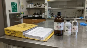 Udržitelný životní styl bez plastů: Zero Waste a Eko-friendly tipy pro každou domácnost 1 Bezpečnostní listy a označené nádoby s chemikáliemi